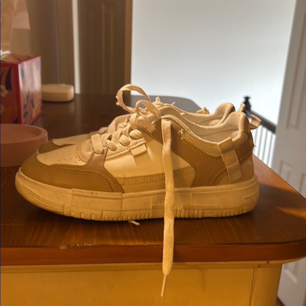 White causal sneaker